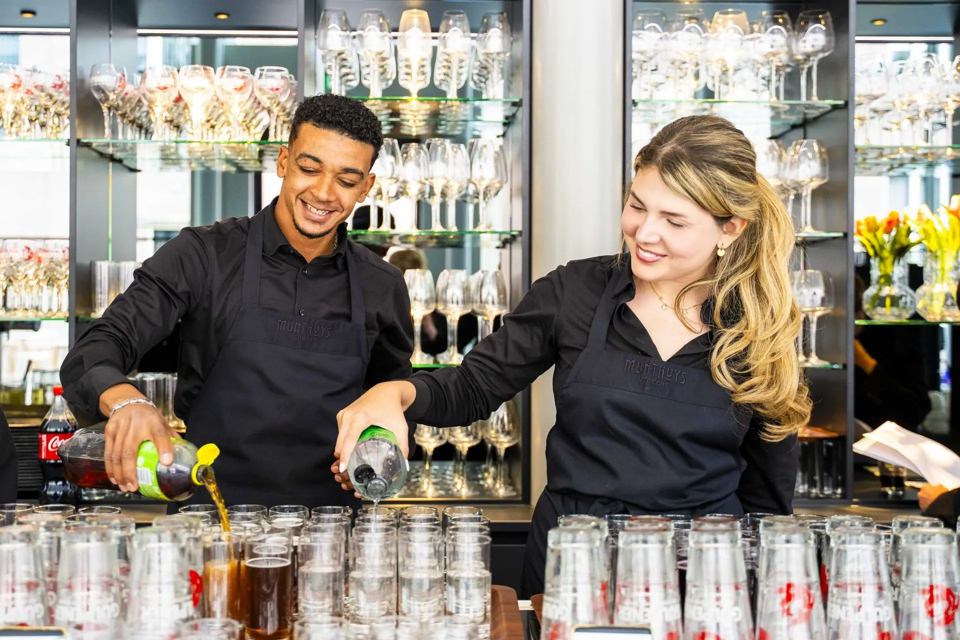 Barteam schenkt drankjes tijdens een corporate event