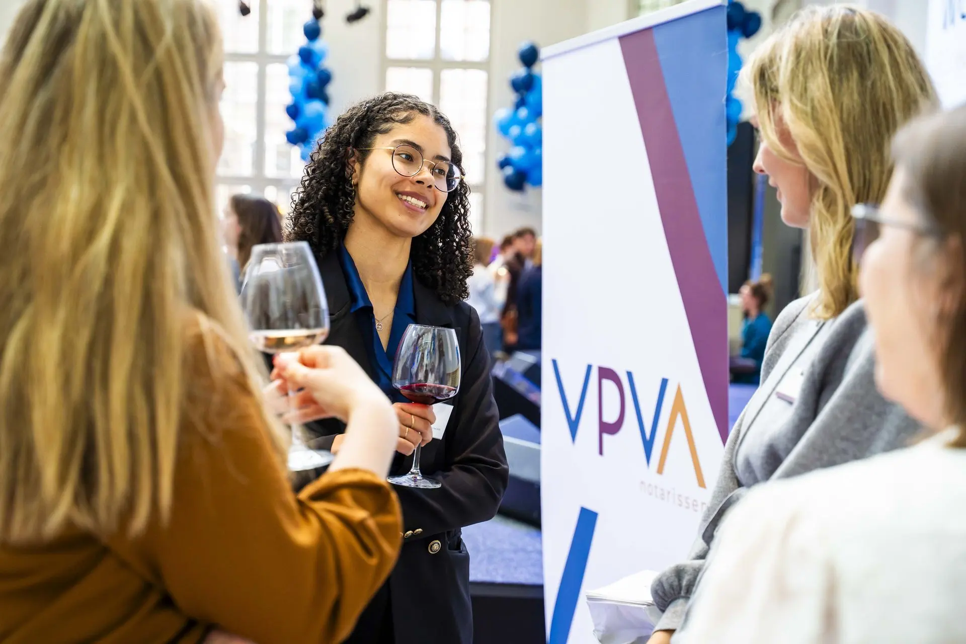 Gasten in gesprek tijdens een netwerkborrel