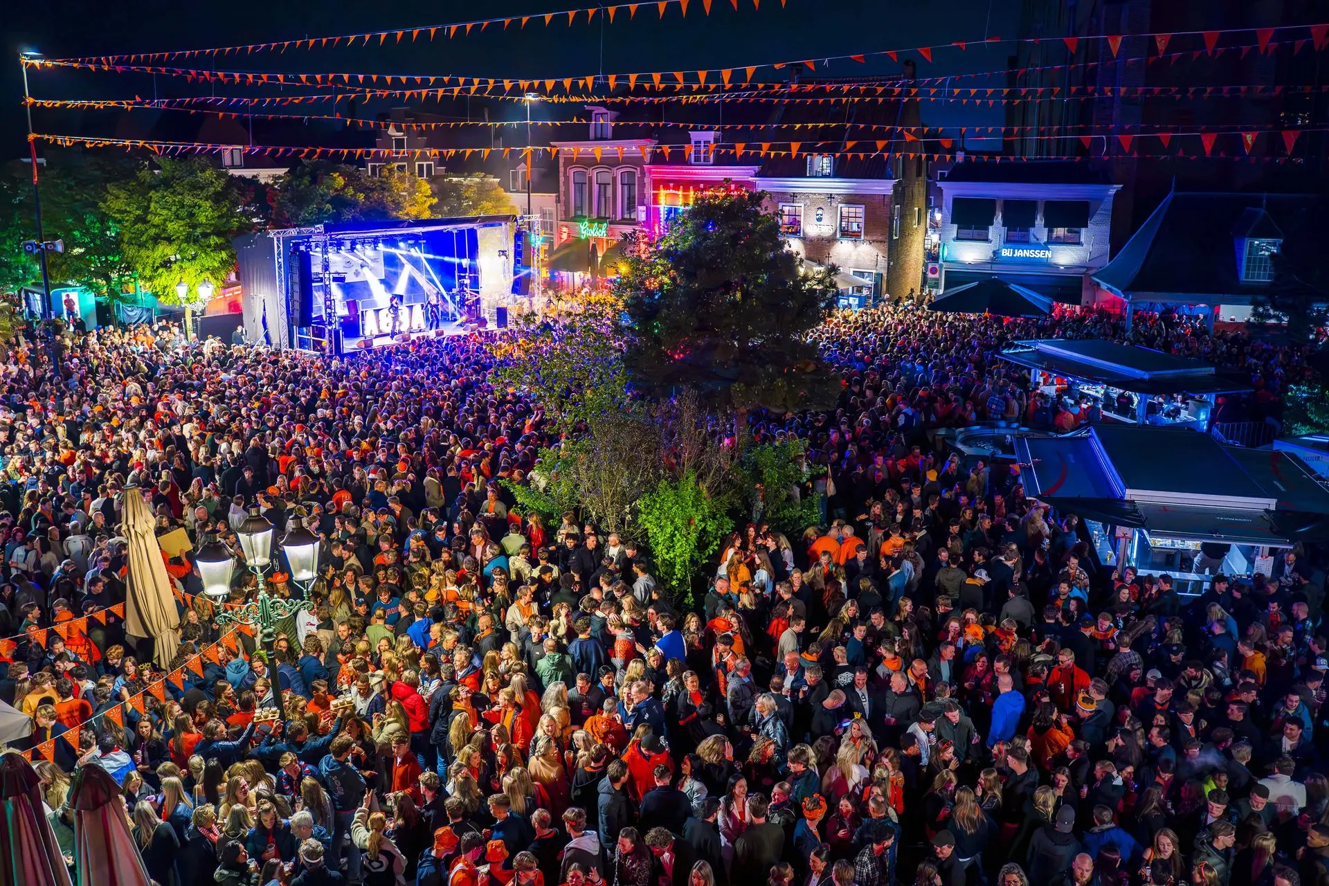 Overzicht van een vol plein tijdens Koningsdag op het Hof in Amersfoort