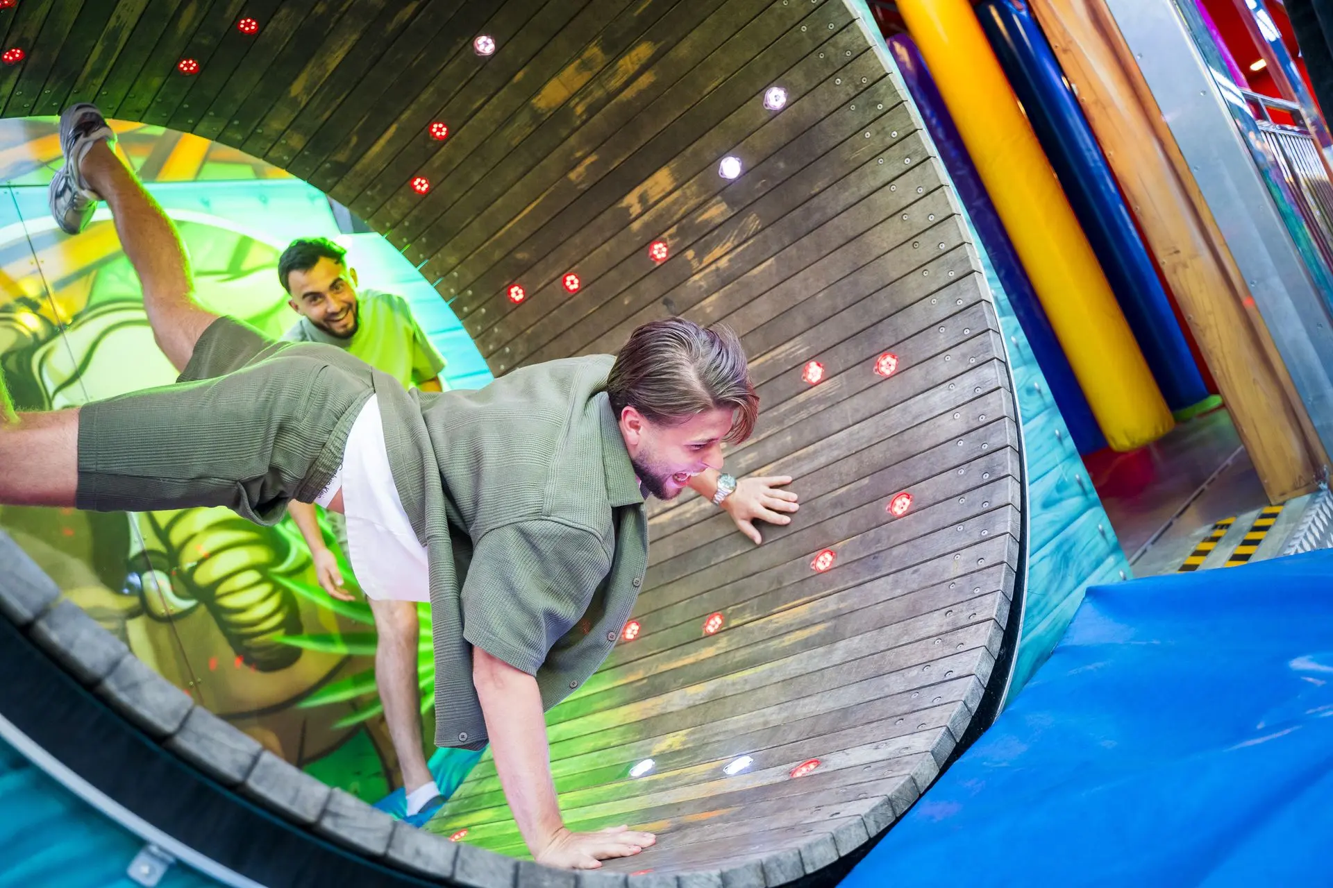 Bezoeker in een draaiende tunnel in een attractiepark