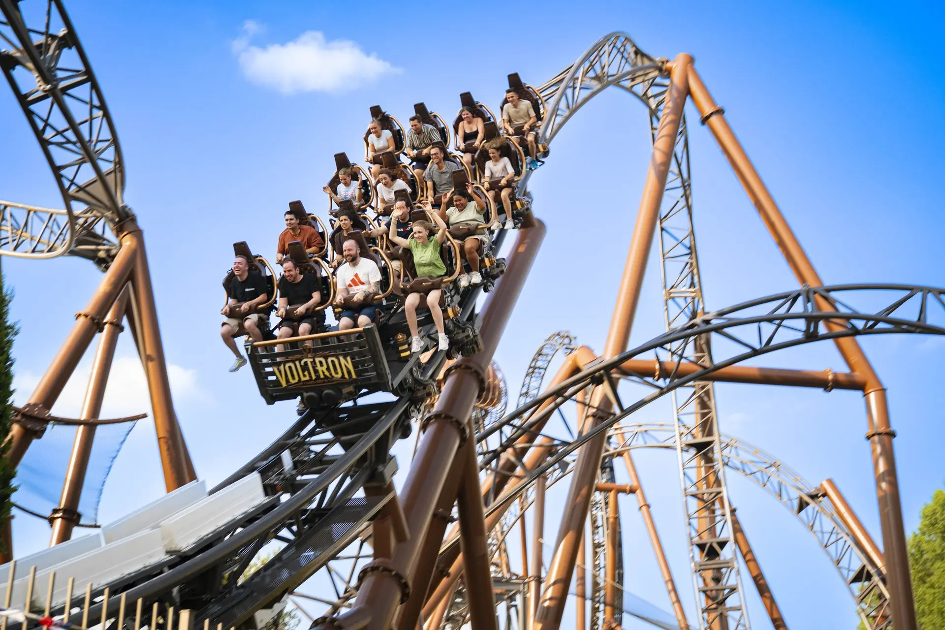 Bezoekers in een houten achtbaan