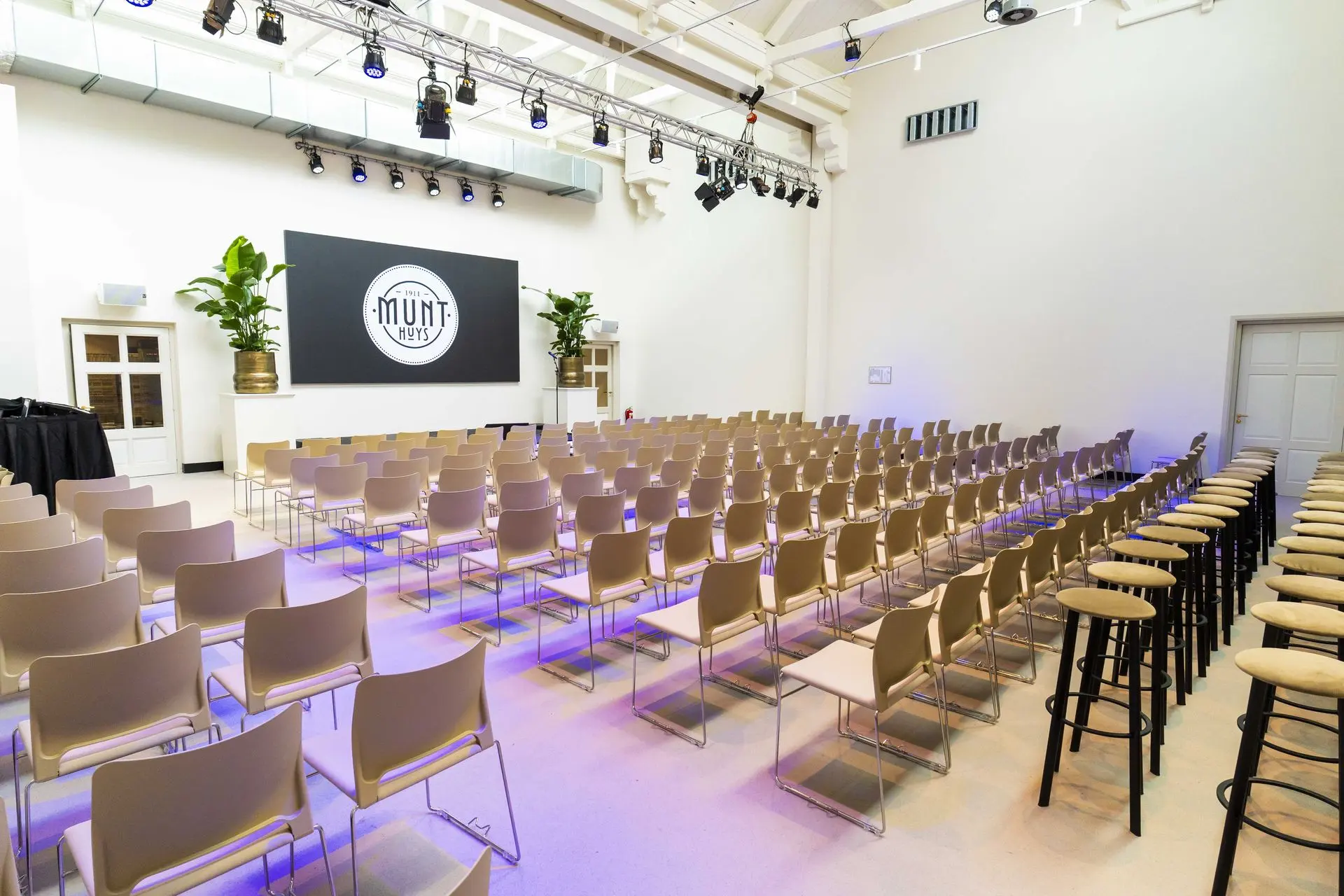 Lege congreszaal vlak voor de start van het programma